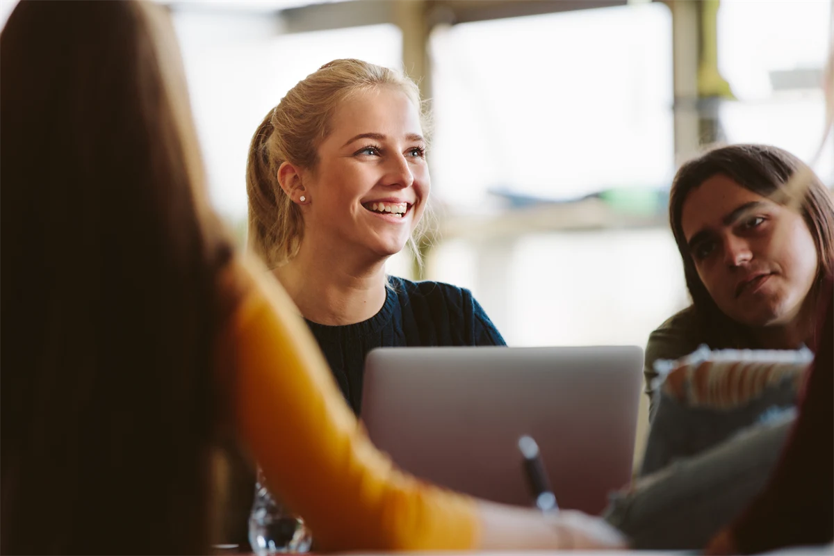 Glada tjejer går en kurs tillsammans